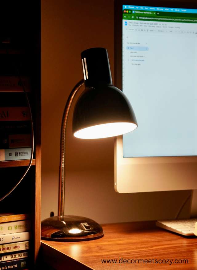 A-cozy-study-lamp