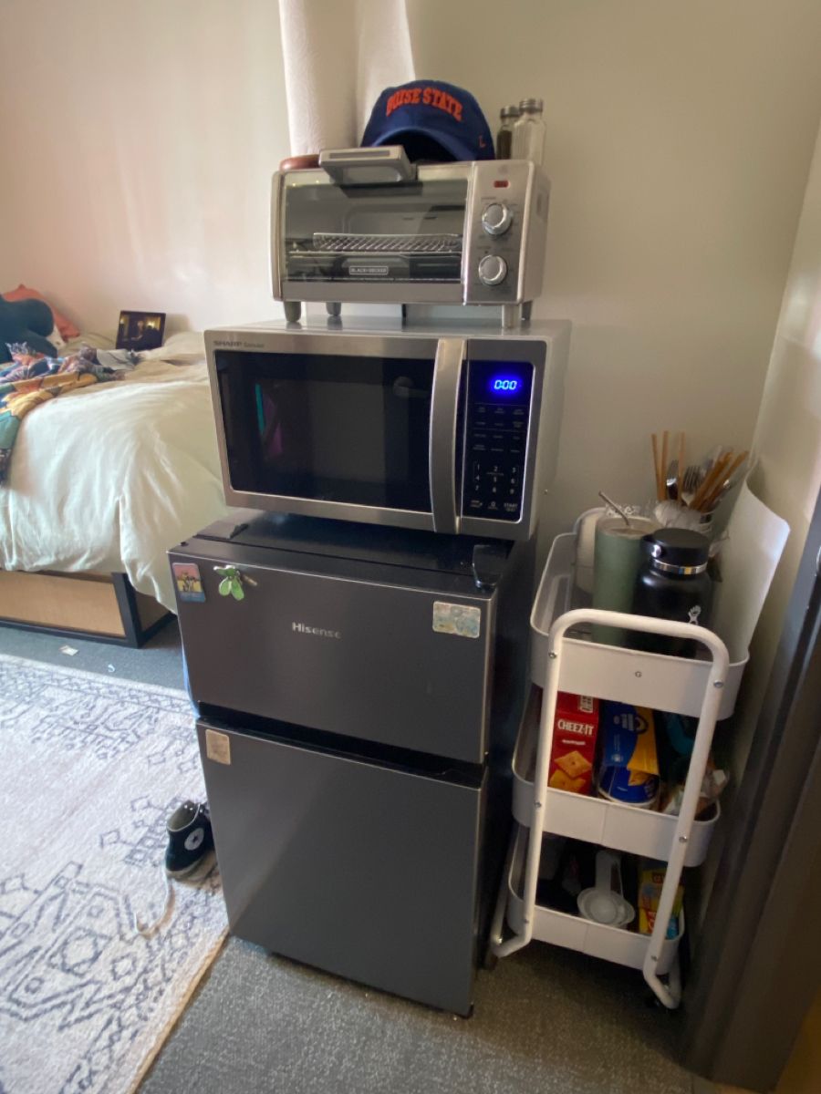 A-room-filled-with-basic-dorm-essentials.