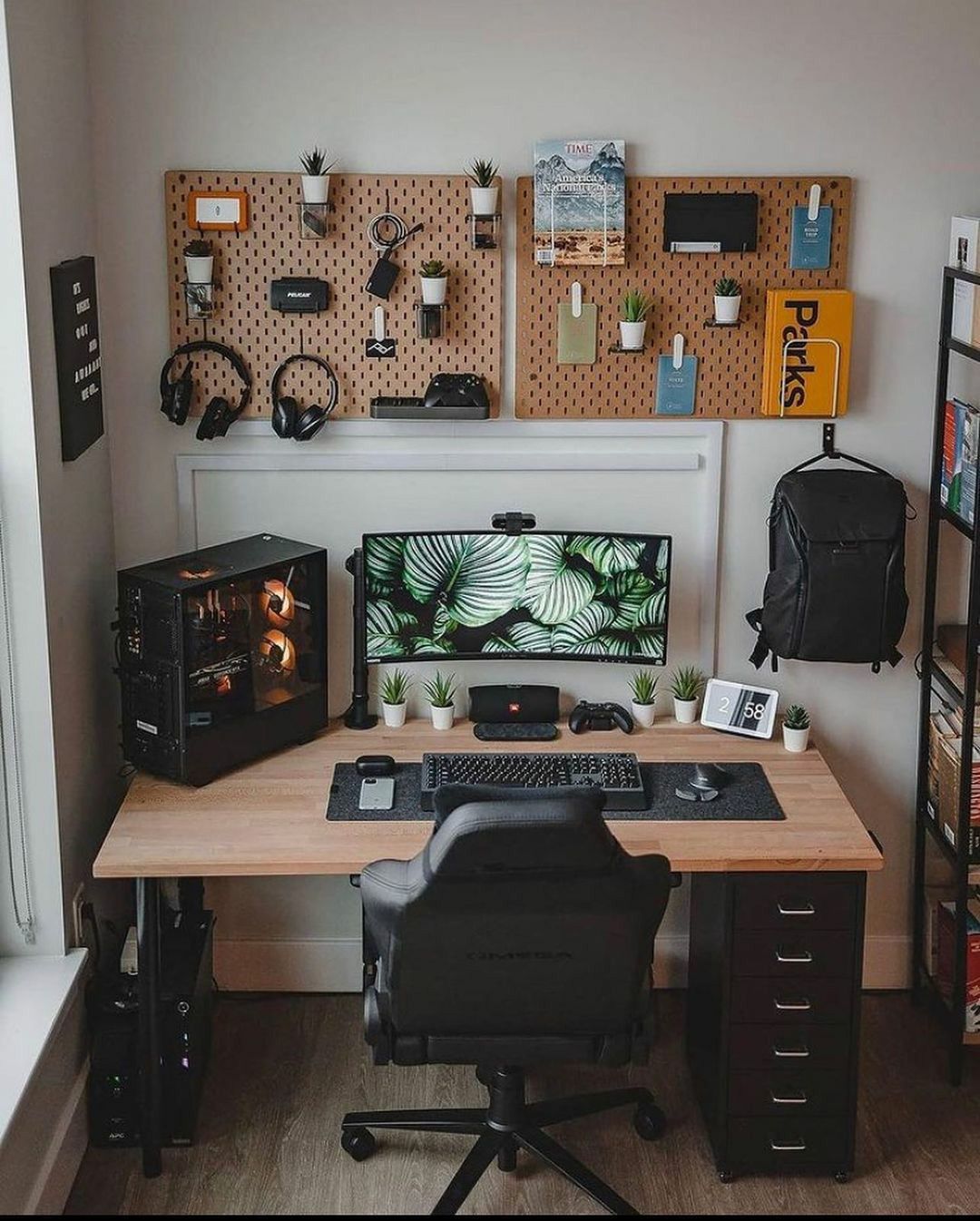 An-organized-desk